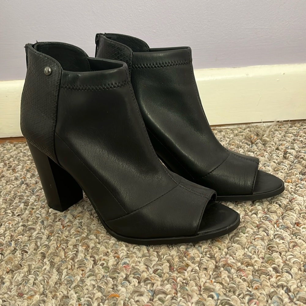 VERA WANG HEEL BOOTIES open toe so slay